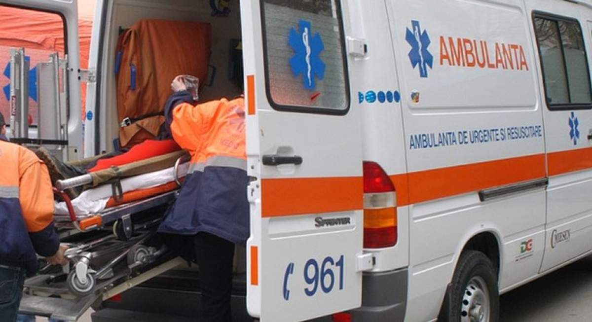 Accident grav în Botoșani. O ambulanță pentru dializă a intrat într-un microbuz plin cu călători