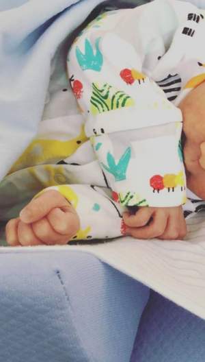 Prima fotografie cu băiețelul Cristinei Stroe și al lui Damian Drăghici, la două săptămâni după ce s-a născut