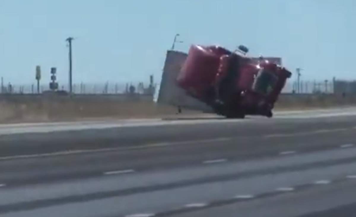 Imagini spectaculoase în Texas! Un TIR a fost aruncat de pe autostradă de vântul puternic. VIDEO