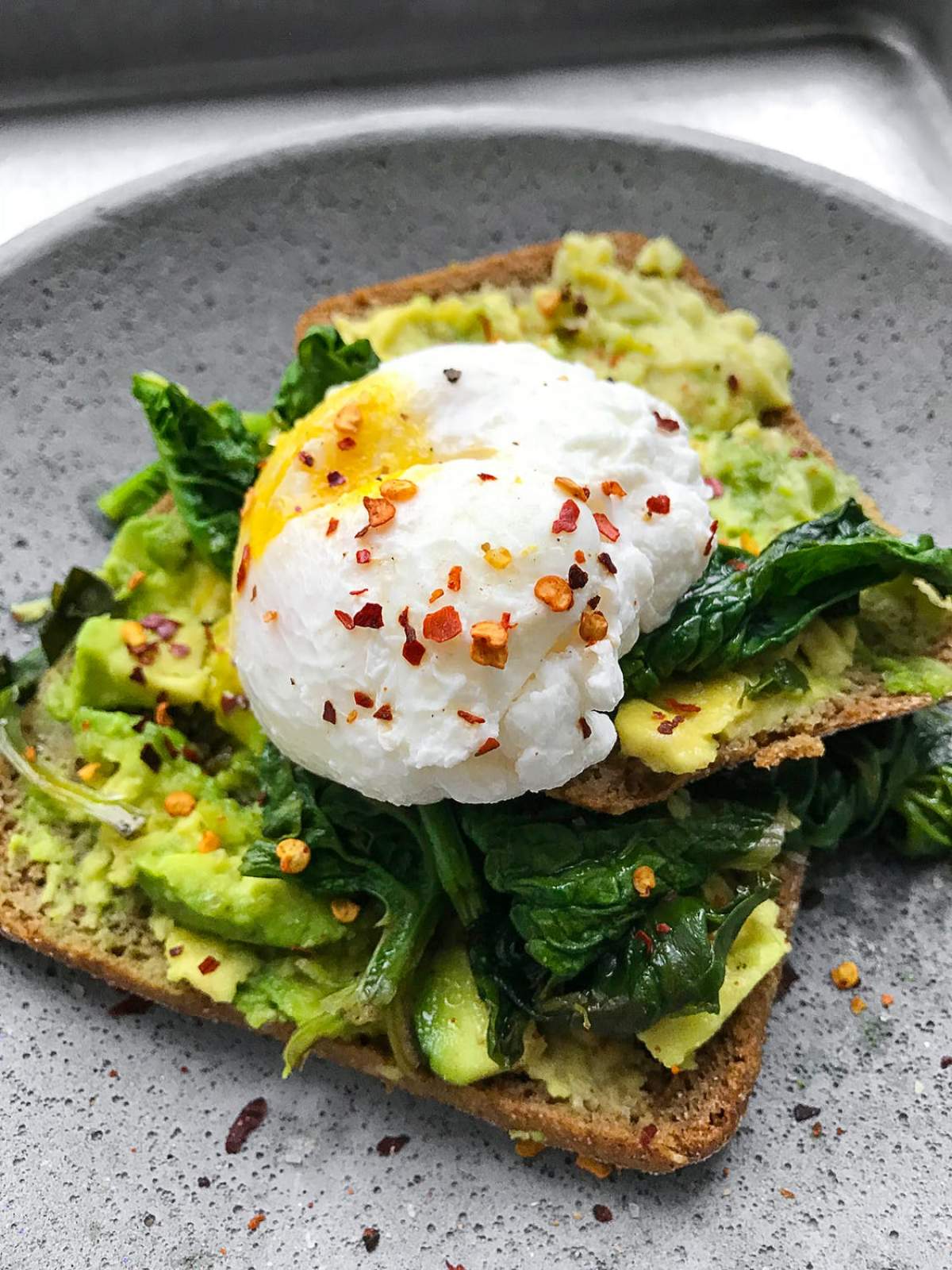 Rețete pentru mic-dejun: Bruschette cu avocado, usturoi și ou poșat