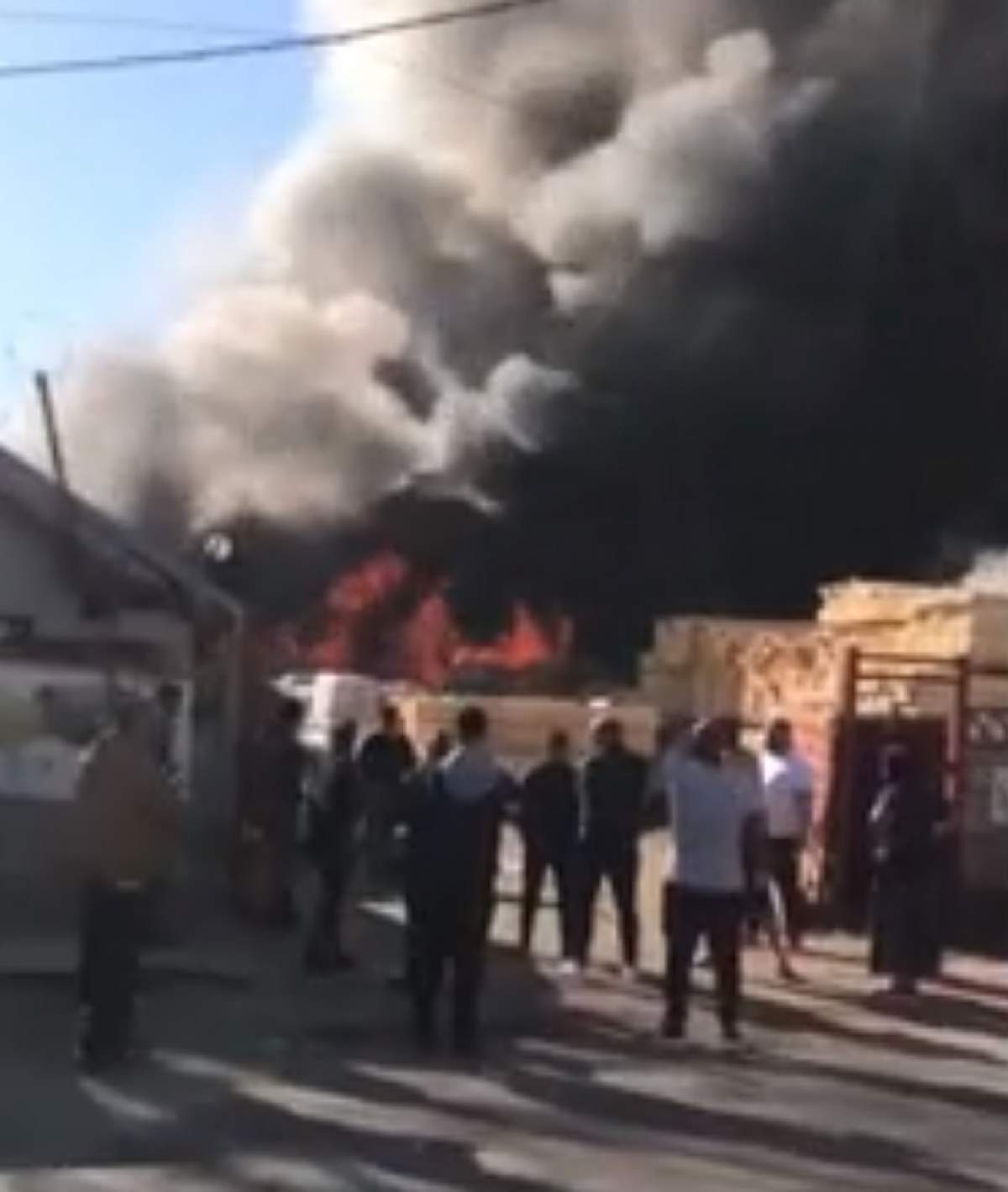 Incendiu în apropiere de București, la un depozit! Pompierii intervin de urgență. VIDEO