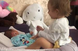 Fata cea mare a Andreei Bălan, reacție de milioane când și-a cunoscut surioara: "Îți place bebelușul?" VIDEO