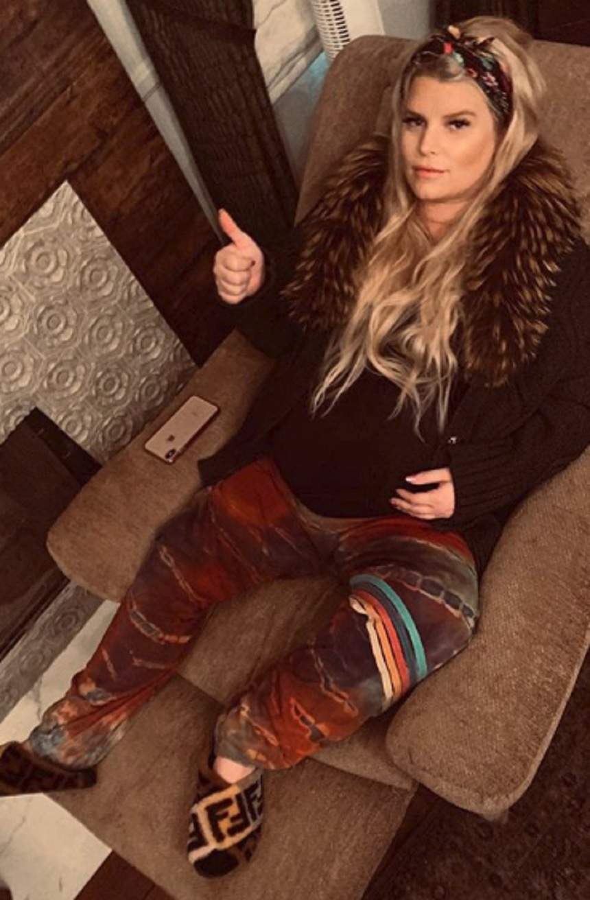 Jessica Simpson, pusă la zid de fani, în ultimele zile de sarcină. "Pare gravidă de 12 luni" FOTO