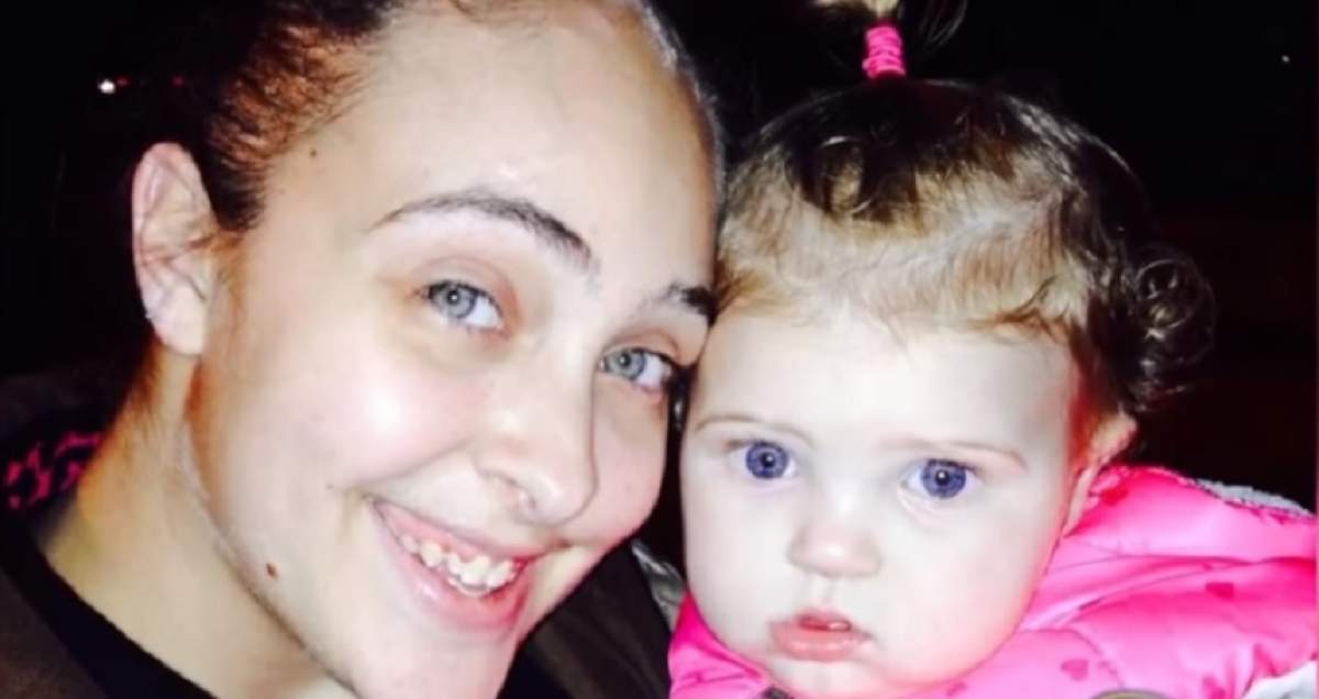 O poliţistă şi-a lăsat fetiţa de 3 ani să moară sufocată în maşină, în timp ce ea făcea amor cu şeful, în casă