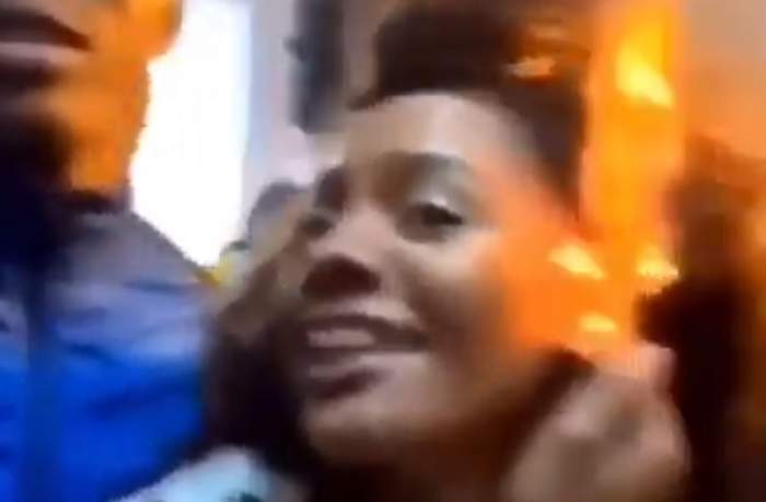 O tânără își pune brichete pe post de cercei, îi ia foc părul din greșeală. VIDEO