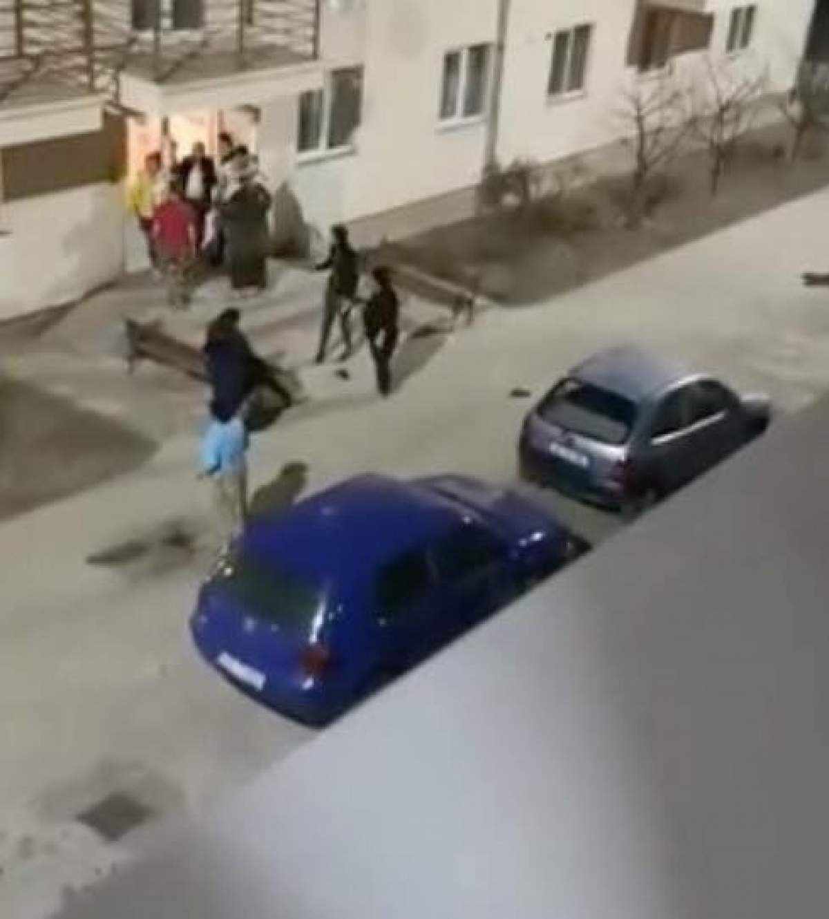 Scandal cu bâte și săbii la Arad, după ce o fată de 12 ani s-a sărutat cu un vecin mai mare / VIDEO