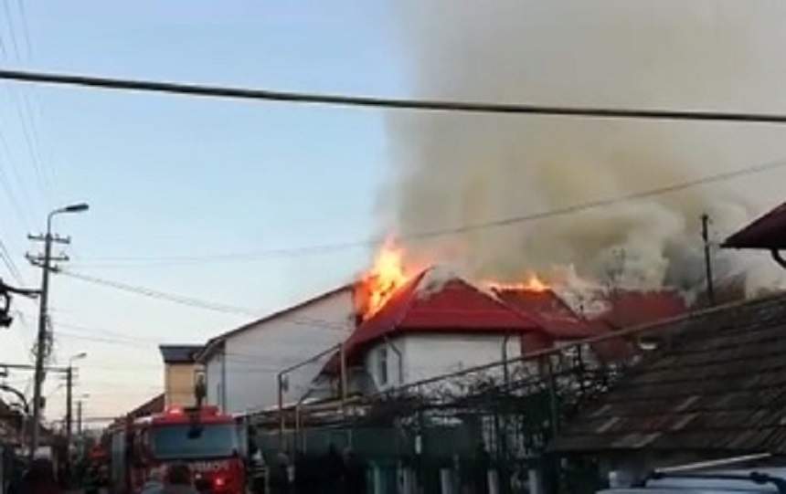 Incendiu de proporții în Iași! Mai multe locuințe au fost cuprinse de flăcări / VIDEO