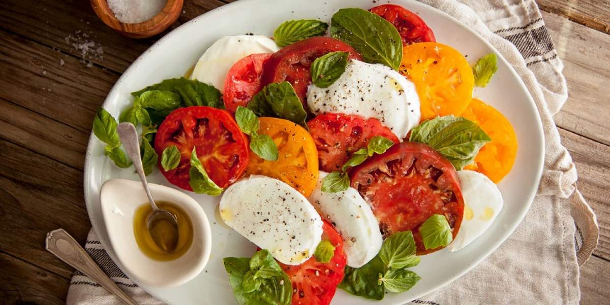 REȚETE pentru cei care țin dietă: Salată caprese, un adevărat deliciu