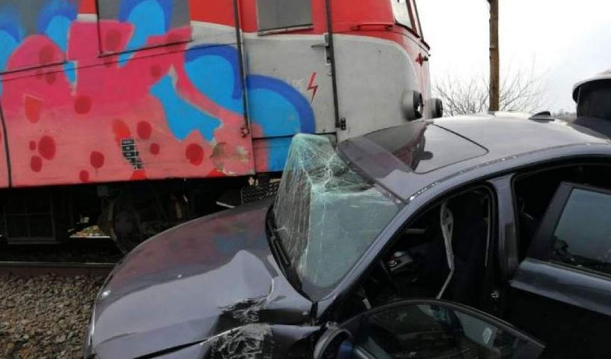 Un bărbat a murit pe loc în această dimineaţă, după ce maşina sa a fost lovită de tren. Şoferul a forţat trecerea în ultima clipă