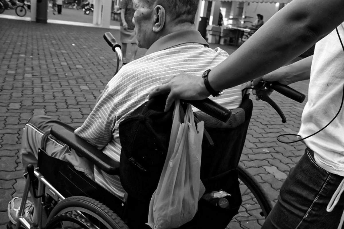 Un român în scaun cu rotile a murit în chinuri groaznice, în Spania! Bărbatul a fost strangulat şi i s-a dat foc