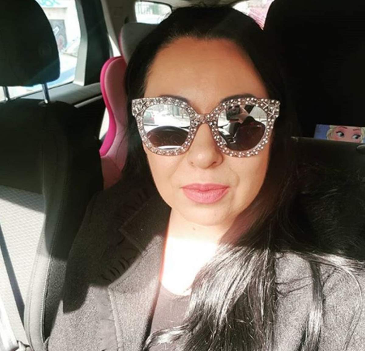 Oana Roman a băgat bărbaţii în boală cu un mega decolteu. Niciodată nu ai mai văzut-o aşa!