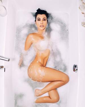 Kourtney Kardashian a lăsat totul la vedere pentru fani! Imaginile deocheate au fost distribuite chiar de ea / FOTO