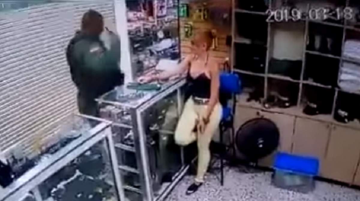 Imagini absolut șocante! Un polițist a mers la magazinul unde lucrează iubita, apoi s-a împușcat în cap. VIDEO