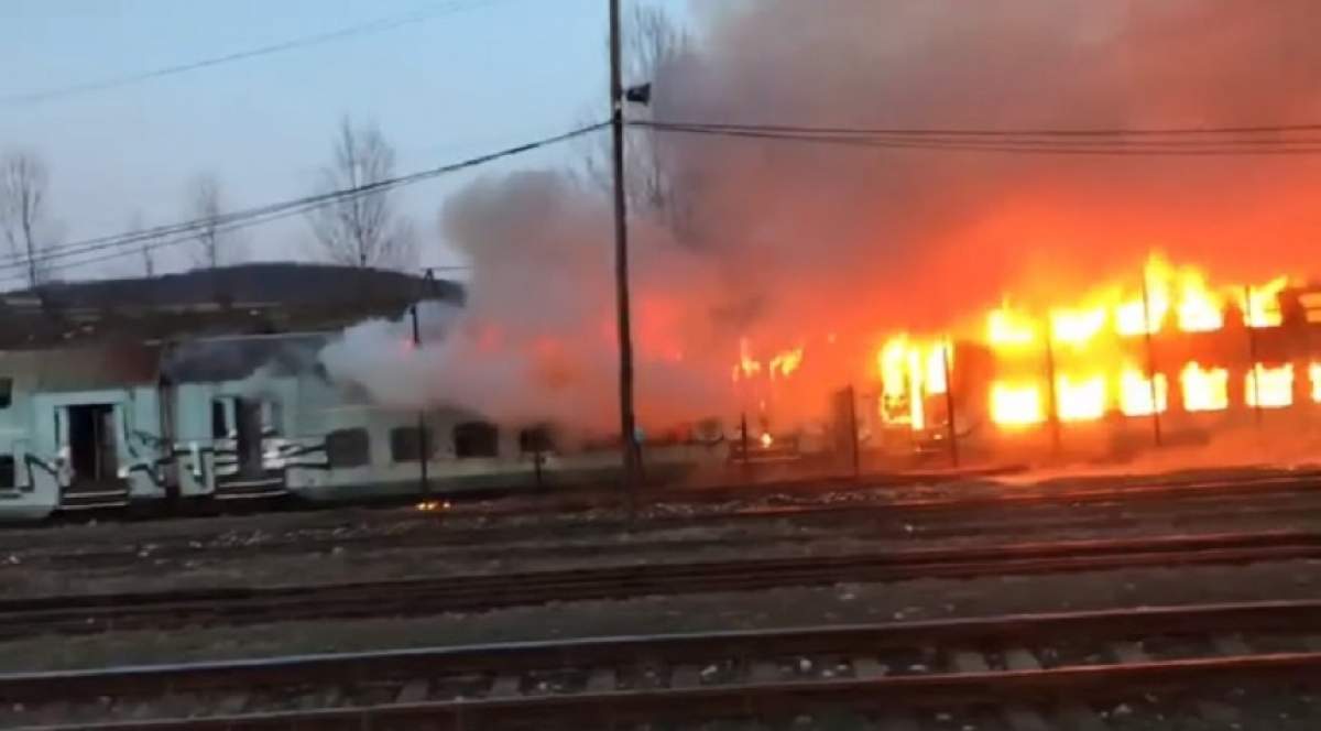 Incendiu violent în Caraş Severin! Gara Oraviţa a fost cuprinsă de flăcări uriaşe, mai multe vagoane s-au făcut scrum / VIDEO