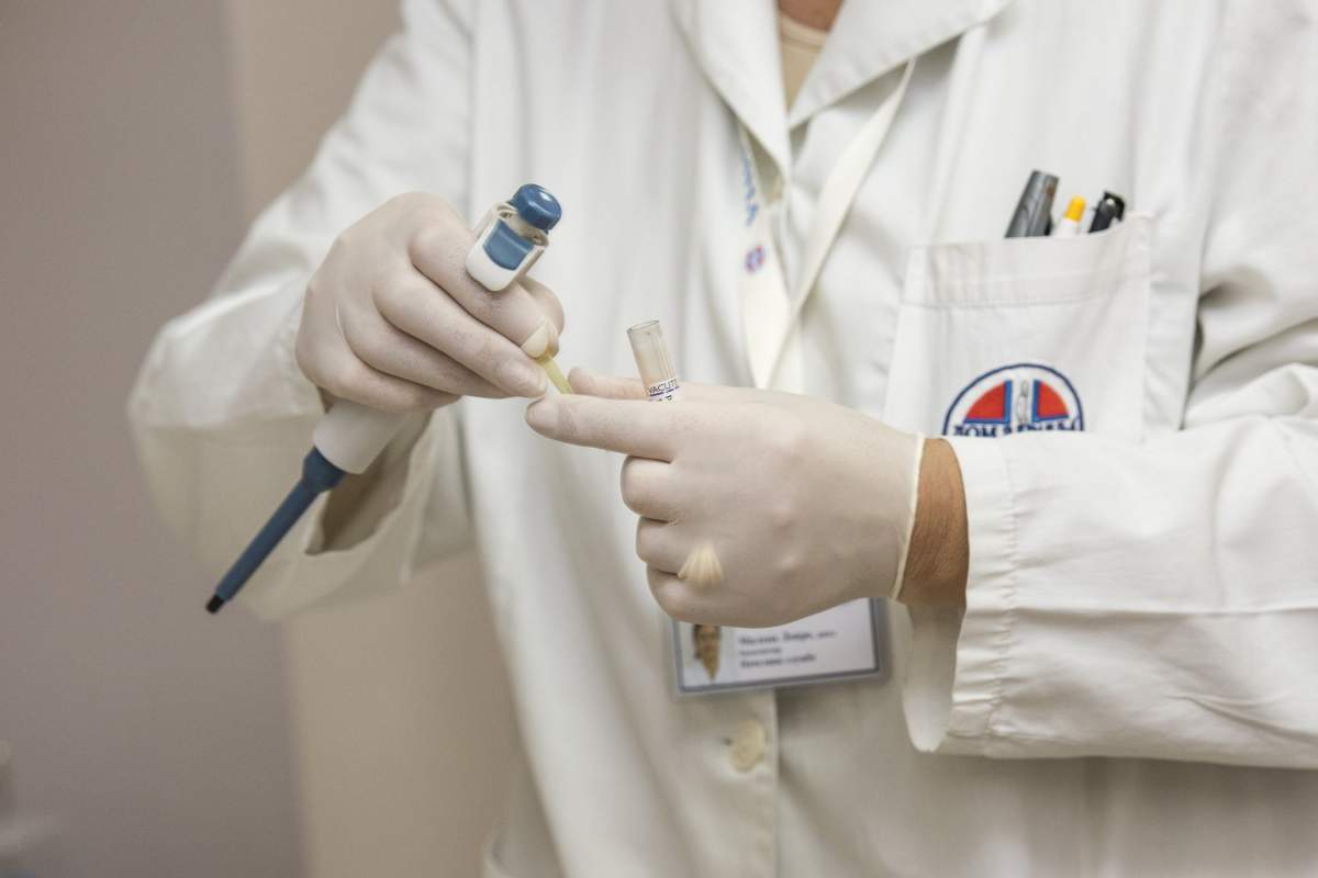 Un anestezist fals din Bacău profesa în spital, fără studii medicale. Cum a fost descoperit
