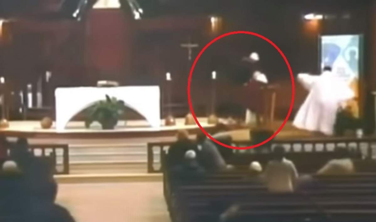 Șocant! Un preot este înjunghiat în biserică, în timpul slujbei. VIDEO
