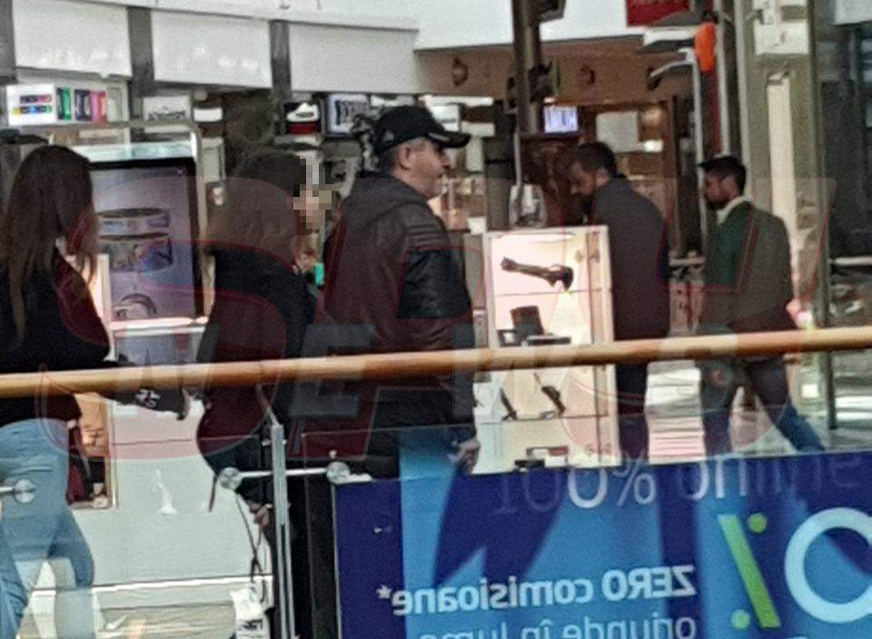 La cumpărături, ca pe plajele din Saint Martin! Remus Truică a fost în centrul atenţiei, într-un mall din Bucureşti