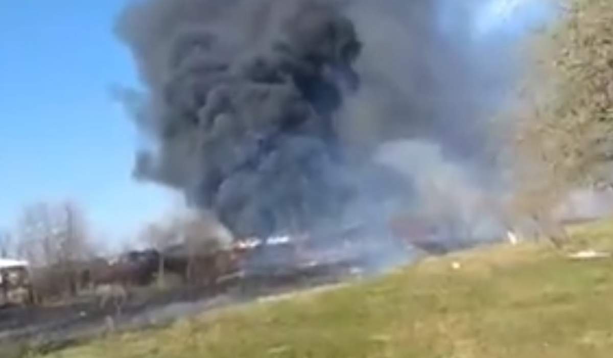 Incendiu de proporții în Prahova, în apropiere de un parc auto! Pompierii intervin de urgență