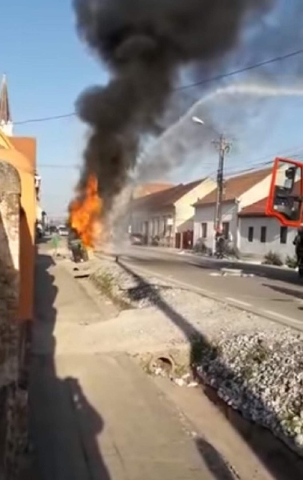 Panică pentru locuitorii din Timiş! Un microbuz a luat foc în plină stradă / VIDEO