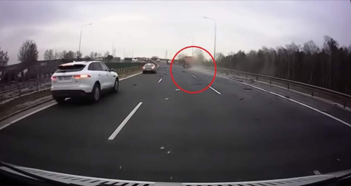 Accident spectaculos în Polonia! Doi bărbaţi au sărit din maşină cu doar câteva secunde înainte de a fi spulberată de un TIR / VIDEO