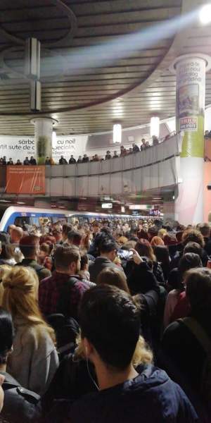 Cozi interminabile la metroul din București, din cauza unui blocaj al magistralei M2. FOTO
