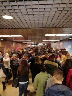 Cozi interminabile la metroul din București, din cauza unui blocaj al magistralei M2. FOTO