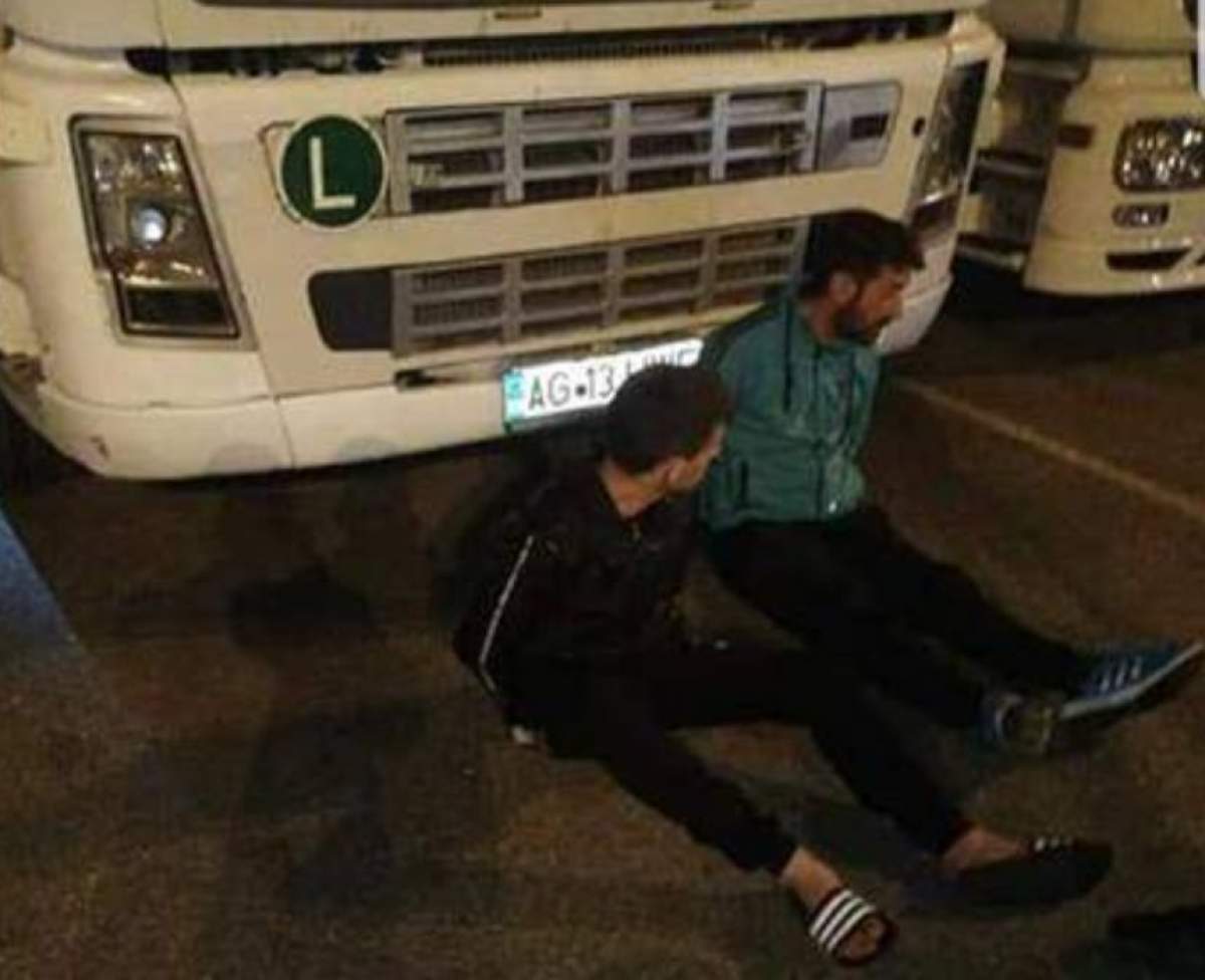 Imaginile umilinţei! Şoferi români, legaţi de TIR după ce au fost prinşi furând motorină în Franţa