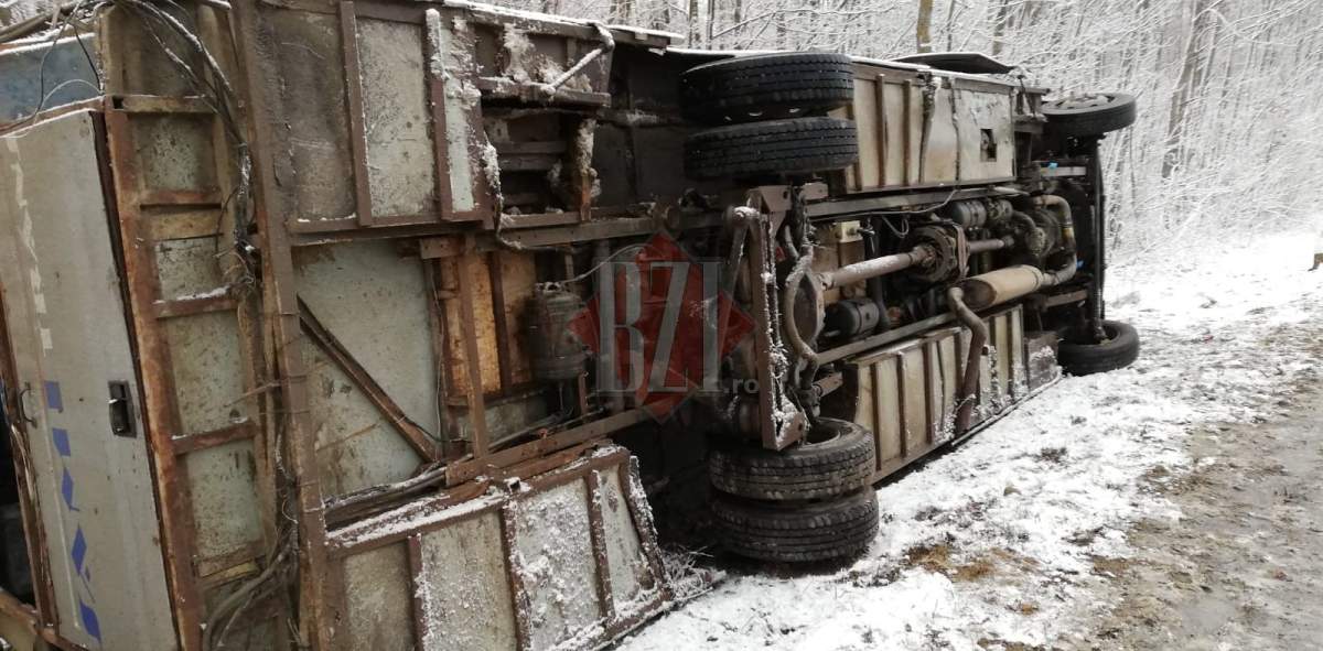 Un microbuz plin cu pasageri s-a răsturnat în Iaşi! A fost activat planul roşu de intervenţie. VIDEO