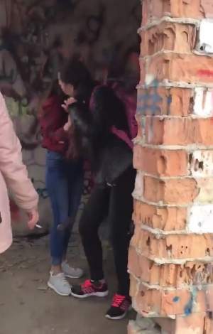 Elevă din Zărneşti umilită de colegele de clasă! Fata a fost pălmuită, îngenuncheată şi trasă de păr / VIDEO