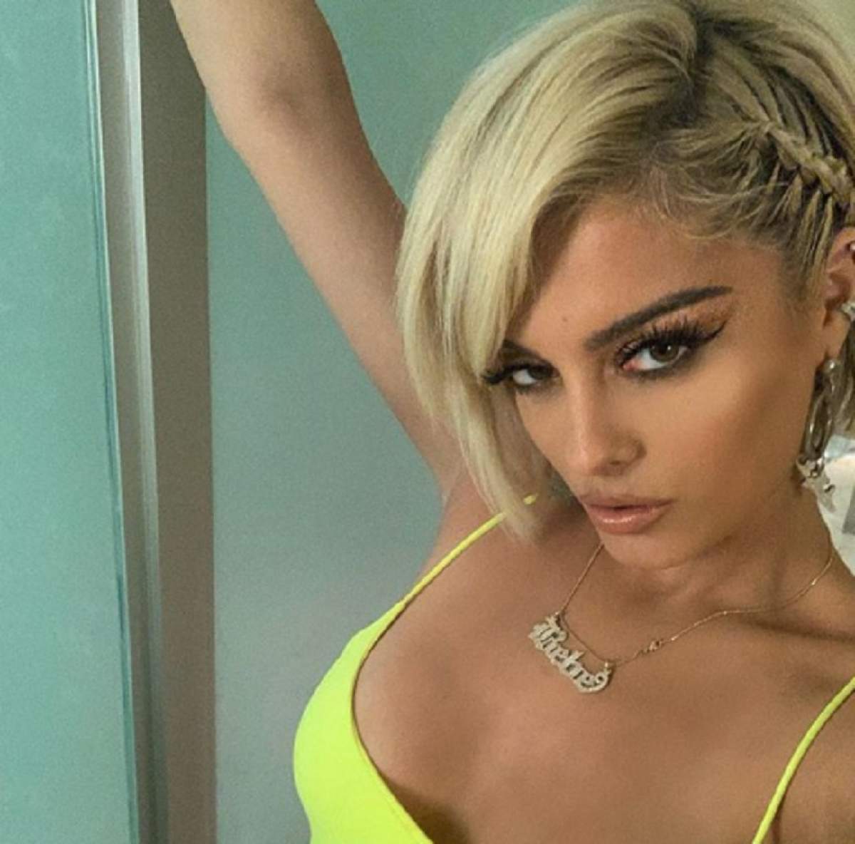 FOTO / Bebe Rexha, cu lenjeria intimă la vedere! Artista a bifat o nouă gafă vestimentară