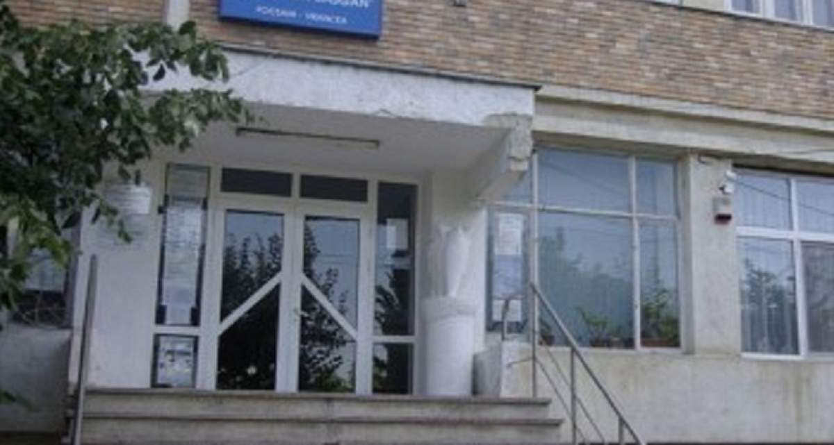 Elev din Focşani, bătut de profesoară sub privirile îngrozite ale mamei: "Vrei zece? Na, mă, zece!"