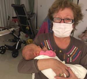 Imagine emoționantă cu fetița Gabrielei Cristea și bunica ei: „A îndrăznit în sfârșit să mă ia în brațe”