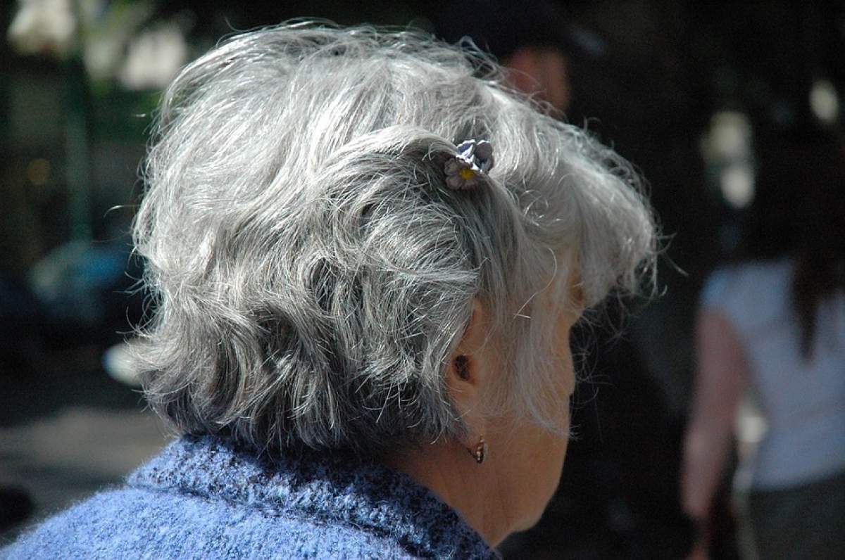 Bătrână din Bacău, lăsată fără 8.500 de lei. Femeia a avut un şoc când a aflat cine a fost hoţul