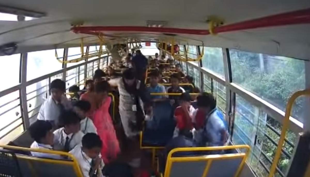 Accident halucinant, după ce un autobuz plin cu copii a fost lovit în plin de un autoturism. Bilanțul victimelor este tragic!