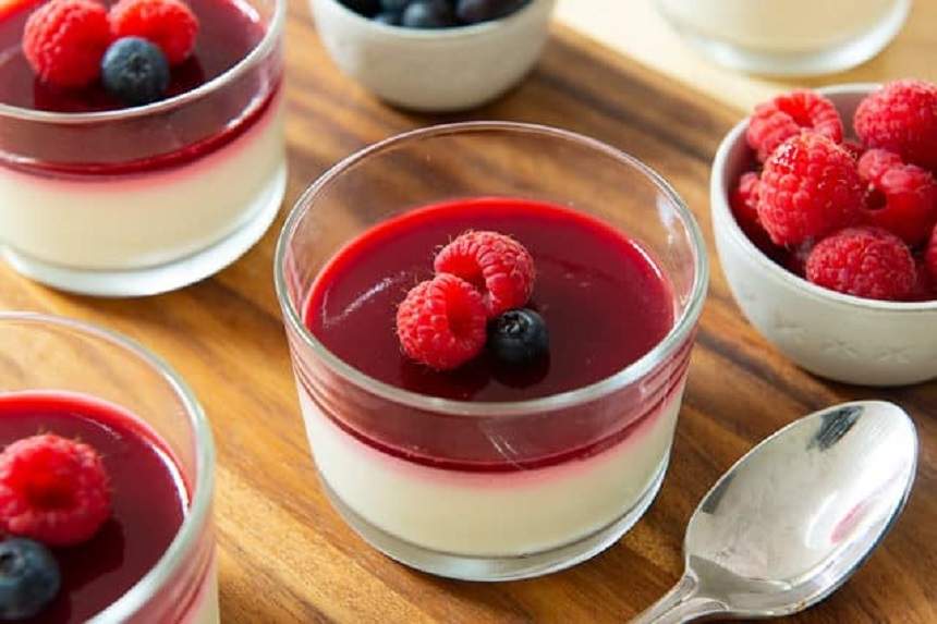 REȚETE de desert: Panna cotta cu jeleu de zmeură