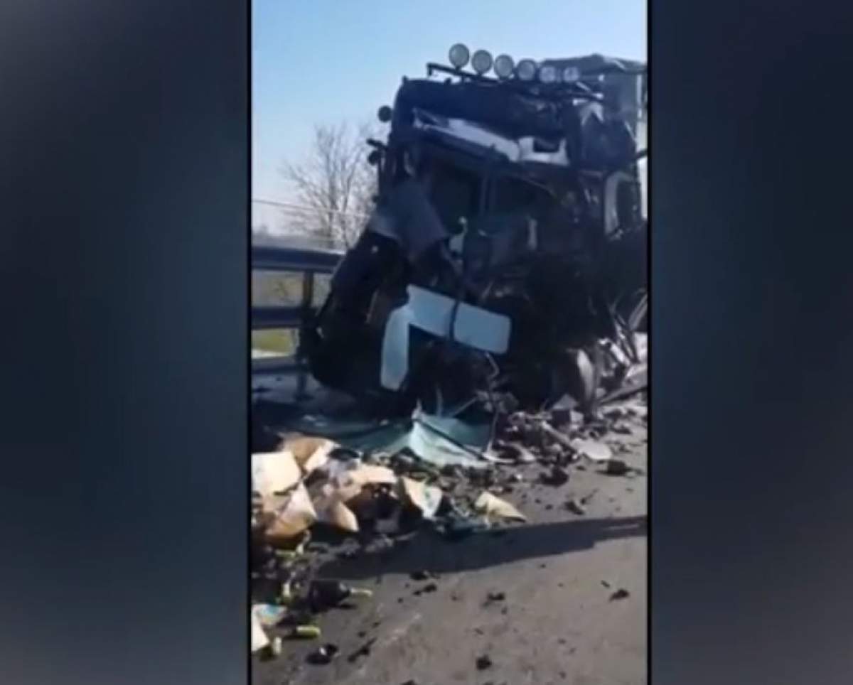 Şofer român, strivit într-un accident de TIR. Cu ultimele puteri a reuşit să ceară ajutor. "Scoateţi-mă, scoateţi-mă!" / VIDEO