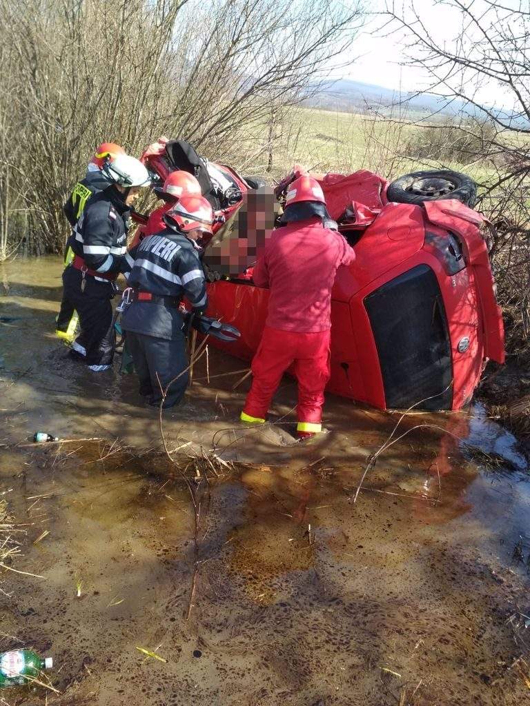 Un tânăr a murit, iar altul este în comă, după ce o mașină a plonjat în râu, la Bistrița-Năsăud