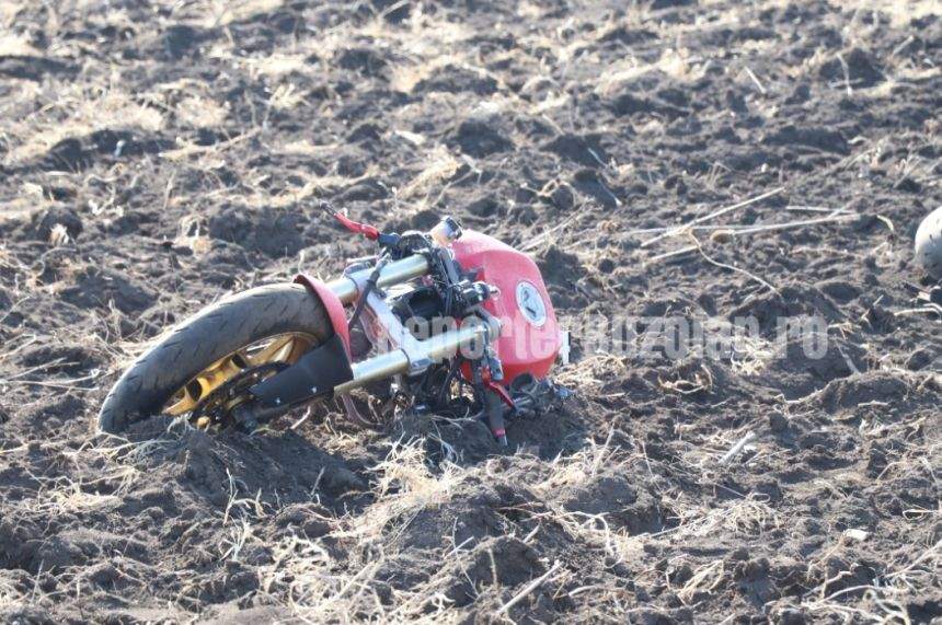 Accident devastator în Buzău. Motocicleta pe care se afla Mihai a fost făcută bucăţele, după ce tânărul a intrat pe contrasens