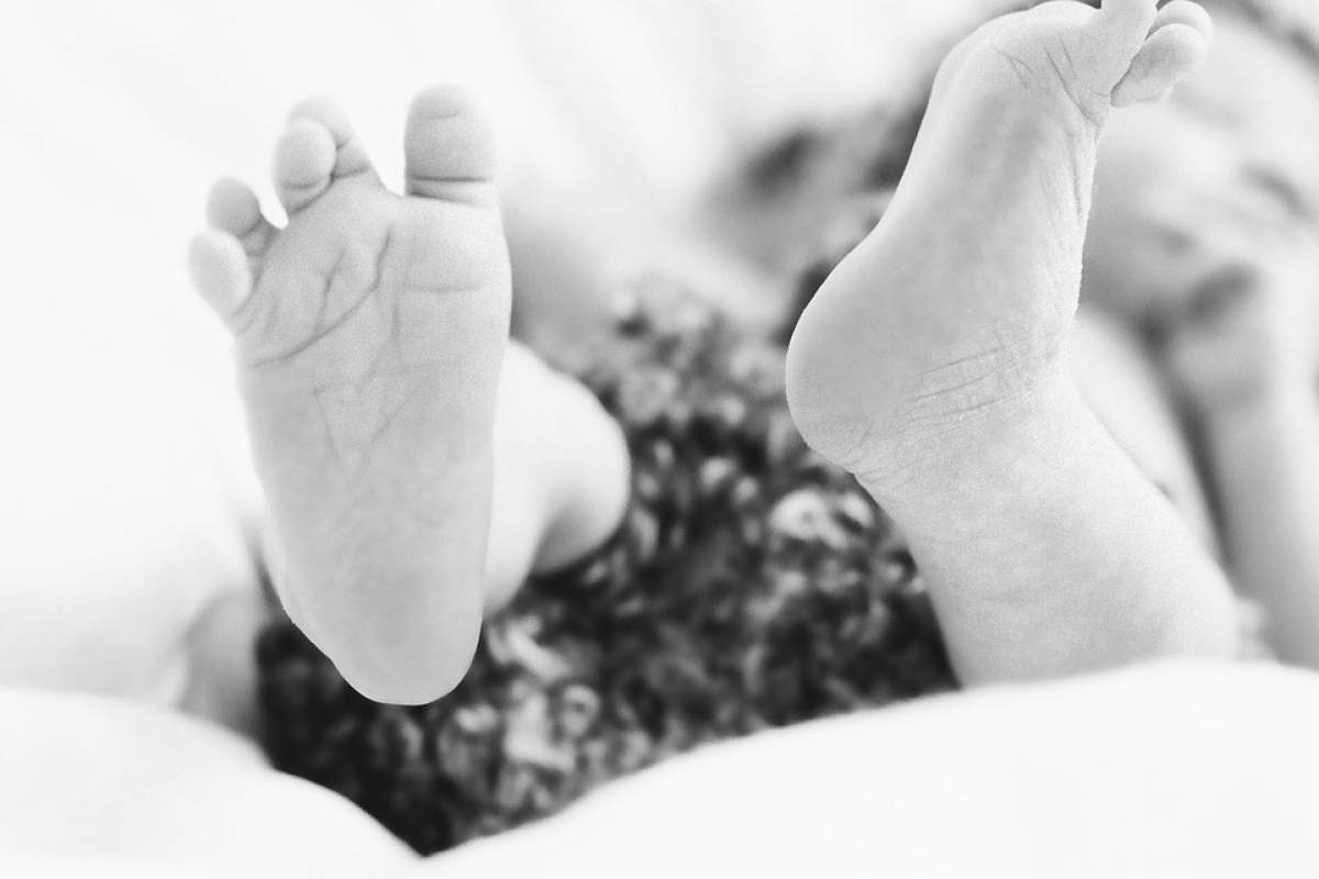 A cerut trupul bebelușului mort, dar a primit un picior amputat. Drama unei românce din Italia