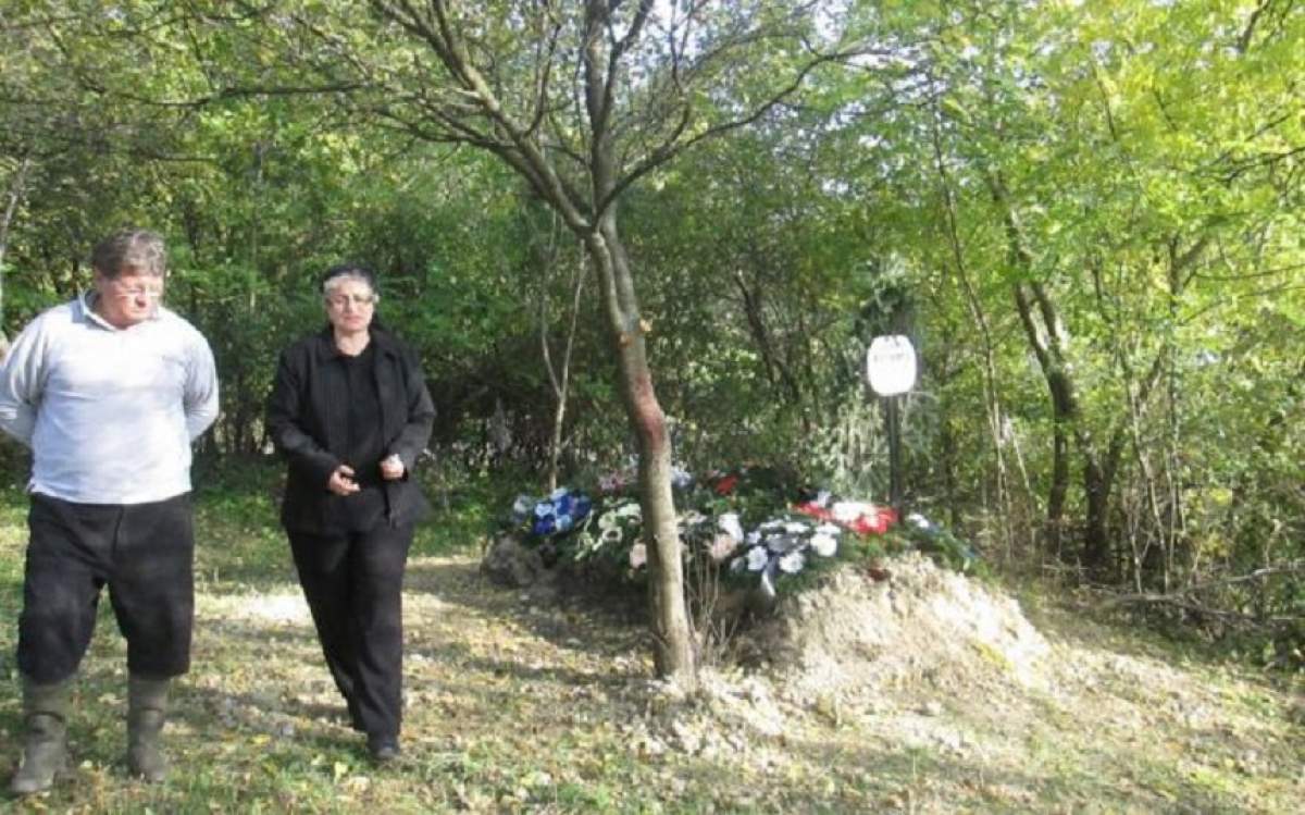 Scenariu halucinant pentru o familie din Sălaj, şi-au îngropat mortul în spatele casei! Rudele s-ar fi certat cu preotul pentru taxa de înmormântare