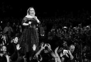 O duce bine de tot! Adele este în topul celor mai bogaţi artişti. Cu ce avere se laudă!