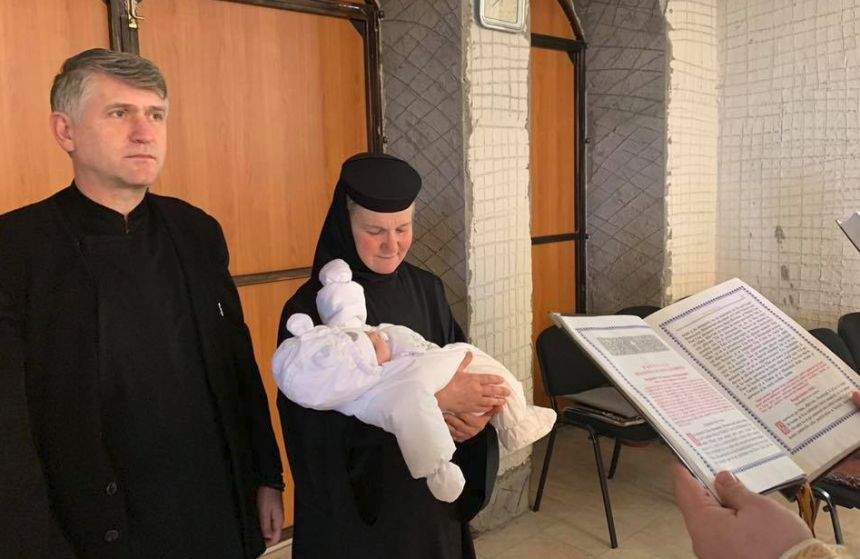 Cristian Pomohaci a devenit naş de botez. Fostul preot a creştinat o fetiţă