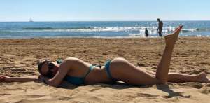 FOTO / Raluka a încins plajele din Spania! Câștigătoarea Asia Express și-a expus posteriorul bombat la malul mării