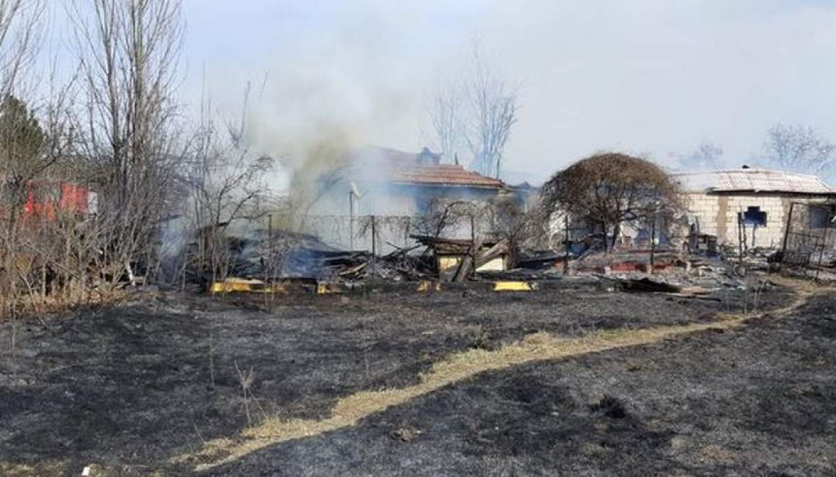 Incendiu de vegetaţie devastator, în Vrancea. Mai multe case au ars