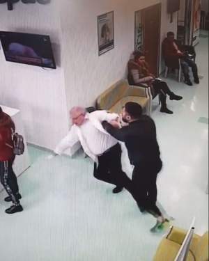 Un medic din Galaţi a fost atacat fără milă de un tânăr pe holurile spitalului. Bărbatul s-a lovit rău la cap / VIDEO