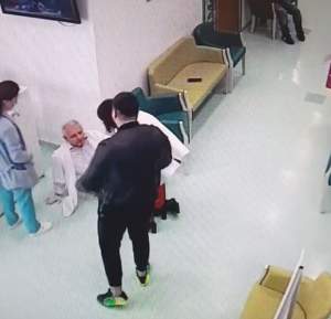 Un medic din Galaţi a fost atacat fără milă de un tânăr pe holurile spitalului. Bărbatul s-a lovit rău la cap / VIDEO