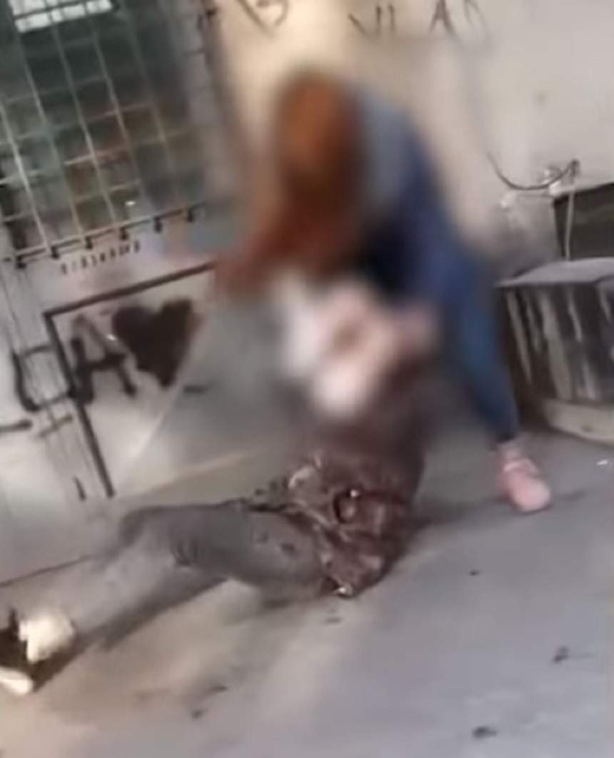 Elevă din Constanţa snopită în bătaie de o colegă! Care a fost motivul / VIDEO