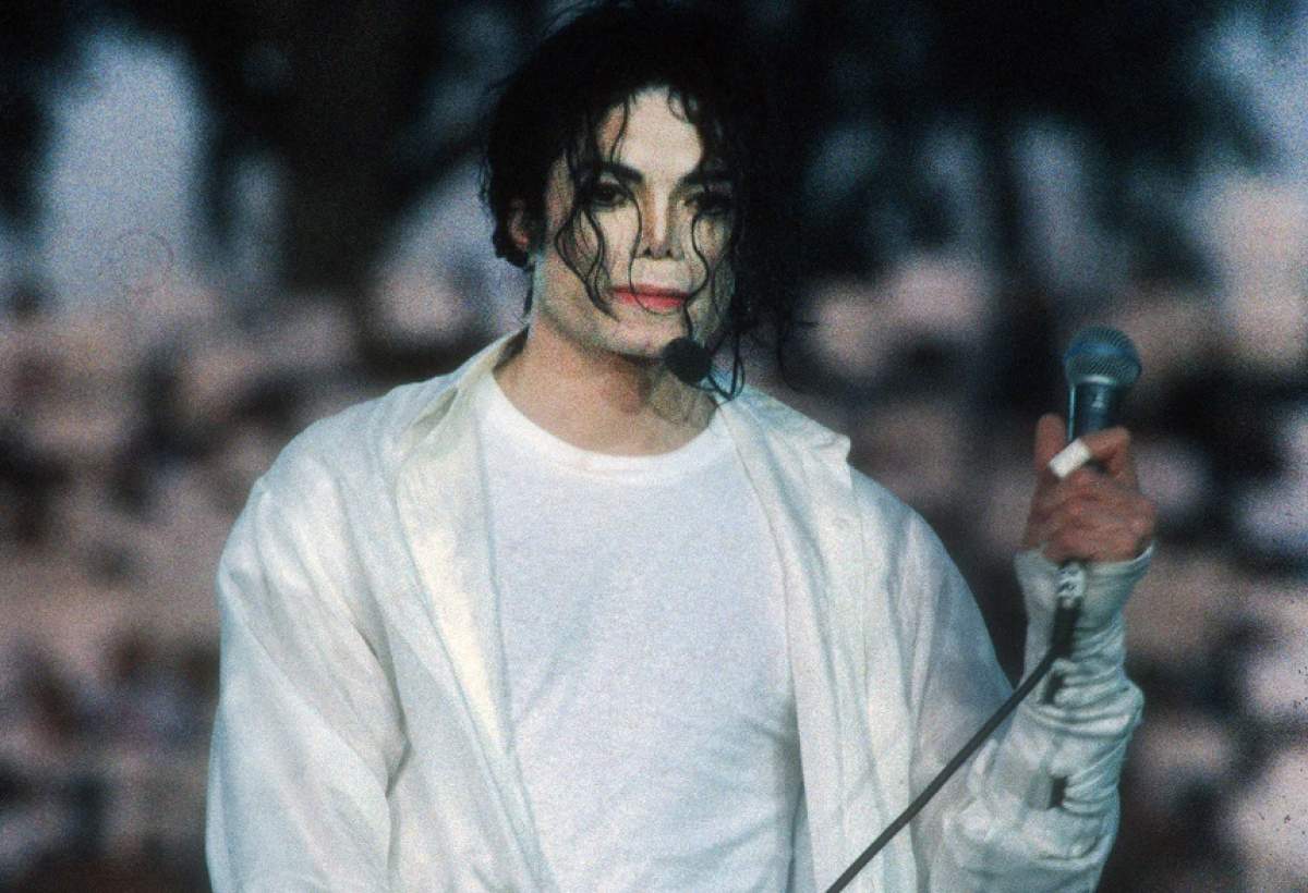 Michael Jackson, acuzat că a abuzat un băiat de 13 ani, bolnav de cancer, într-o filmare tulburătoare