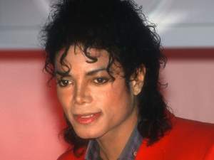 Michael Jackson, acuzat că a abuzat un băiat de 13 ani, bolnav de cancer, într-o filmare tulburătoare