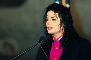 Michael Jackson, acuzat că a abuzat un băiat de 13 ani, bolnav de cancer, într-o filmare tulburătoare